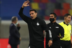 Lionel Scaloni y una reacción durante el partido.