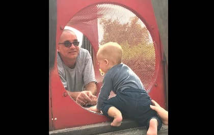 Lior, jugando con su nieto (Facebook)