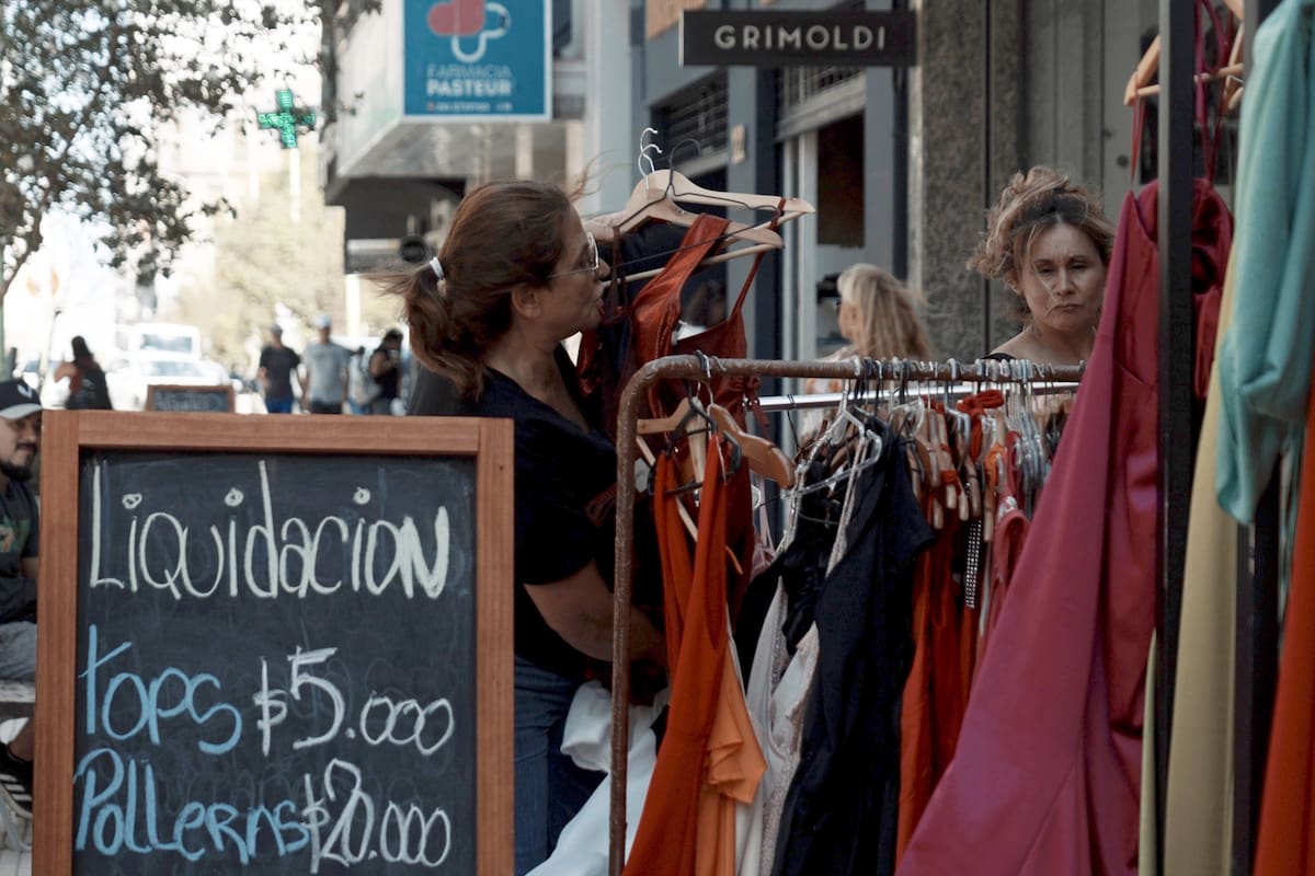 Liquidación en la calle Alsina, en Bahía Blanca