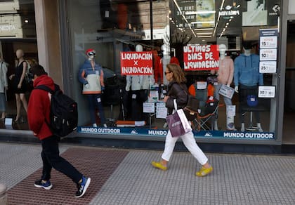 "Liquidación por inundación", la escena que se repite en los comercios