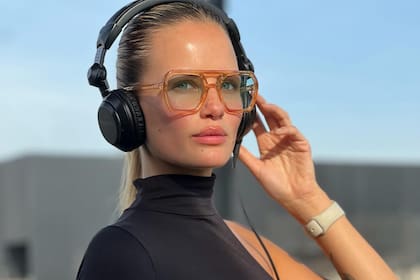 Lis Gámez, la modelo y DJ que es nieta de Raúl Gámez (ex presidente de Vélez) y pasó música en la cancha de Riestra durante el partido con River