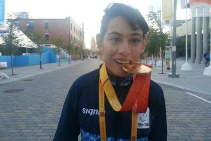 Lis Scaroni posa con su medalla dorada