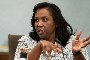 Lisa Cook, miembro de la junta de gobernadores de la Reserva Federal, durante un encuentro con líderes de organizaciones sin fines de lucro, pequeñas empresas, fabricantes, manejo de cadenas de suministros, y de los sectores de salud, educación e inmobiliarios, el 23 de septiembre de 2022, en el edificio de la Fed en Washington. (AP Foto/Manuel Balce Ceneta, Archivo)
