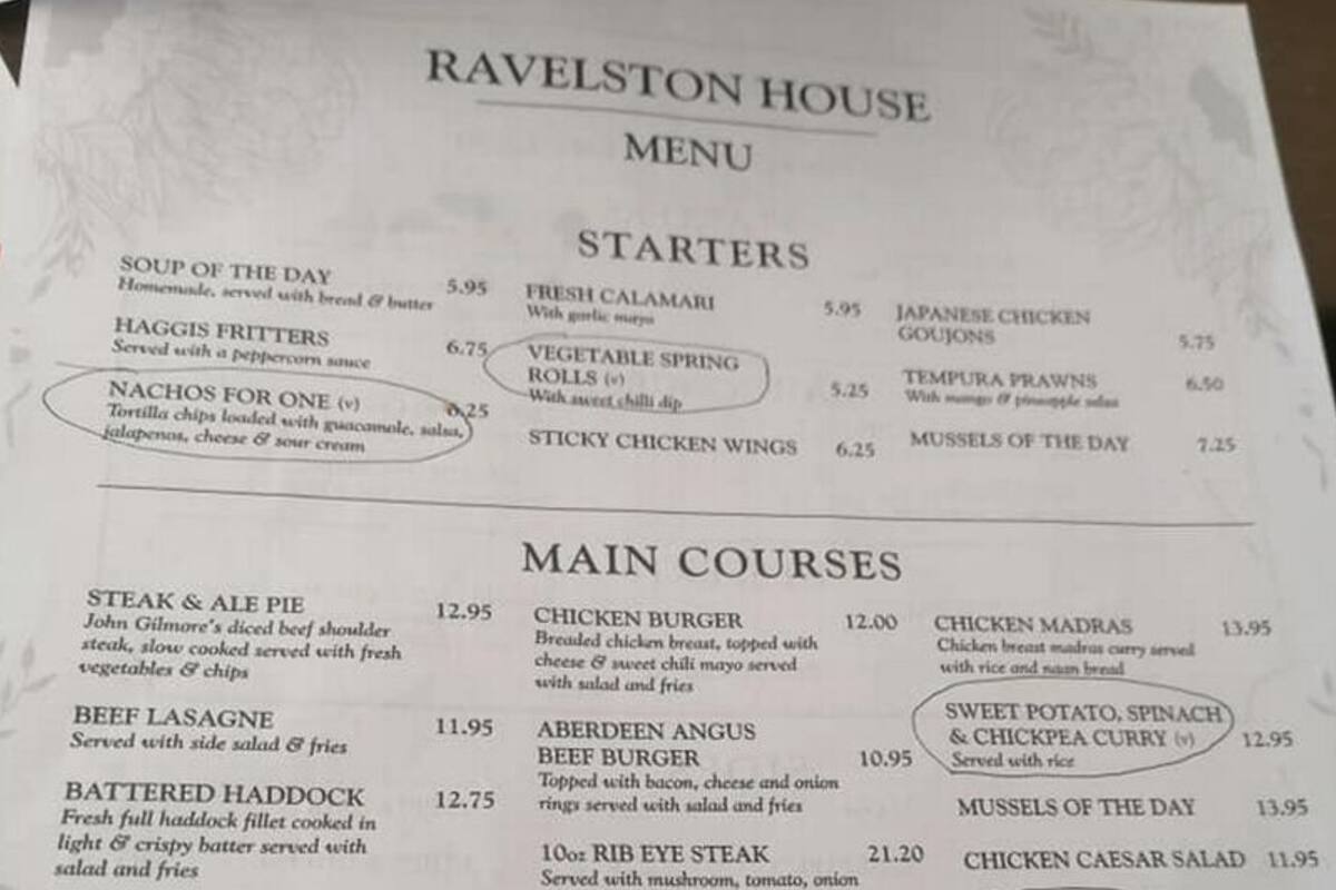 Lisa Cooney preguntó al mozo del restaurante qué opciones del menú eran aptas para veganos y la respuesta la sorprendió