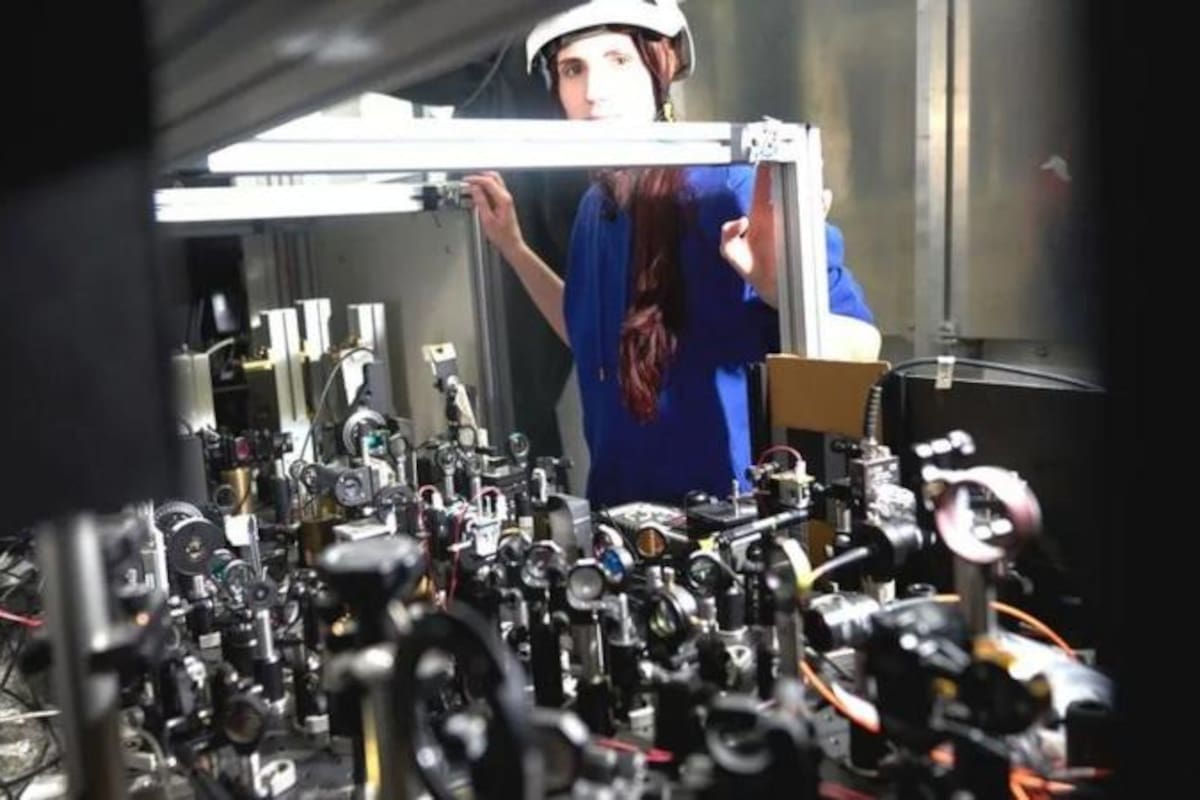 Lisa Gloggler estuvo entre quienes instalaron un intrincado sistema de láseres para enfriar los átomos del positronio