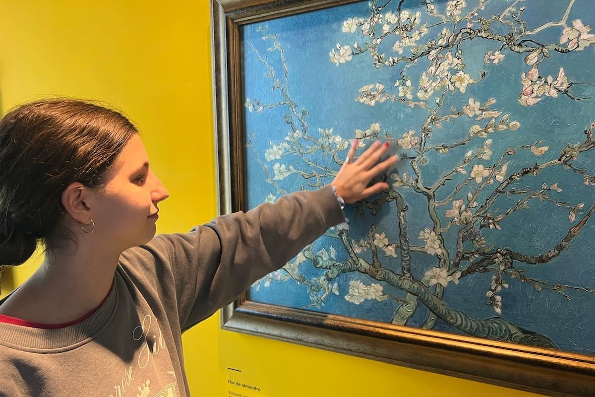 Lisa Gribnicow toca Almendro en flor, realizada por Van Gogh en 1890 para su sobrino