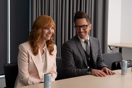 Lisa Kudrow junto a Dan Bucatinsky en una escena de la nueva temporada de The Comeback