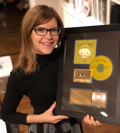 Lisa Loeb fue la gran precursora de la apariencia geek-chic, esa tendencia que transformó la estética tradicionalmente “nerd” en un sinónimo de vanguardia y sofisticación (Foto: Instagram/@lisaloeb)