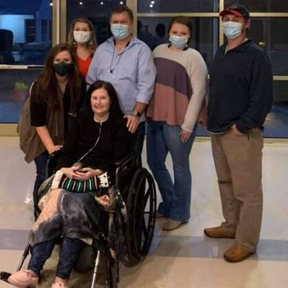 Lisa Martin, de 49 años, regresó con su marido y sus cuatro hijos luego de estar más de tres meses internada, y 40 días en coma