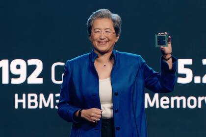 Lisa Su, la CEO de AMD, al presentar el superchip de la compañía orientado a centros de cómputo