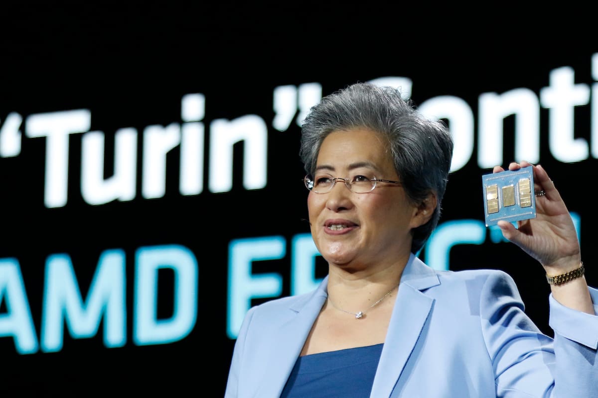 Lisa Su, la CEO de AMD, con un chip Turin para servidores
