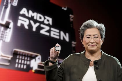 Lisa Su, la CEO de AMD, muestra los nuevos procesadores Ryzen de serie 7000