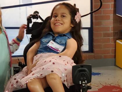 Lisa tiene seis años y aprendió a manejarse por sus propios medios pese a sus dificultades físicas