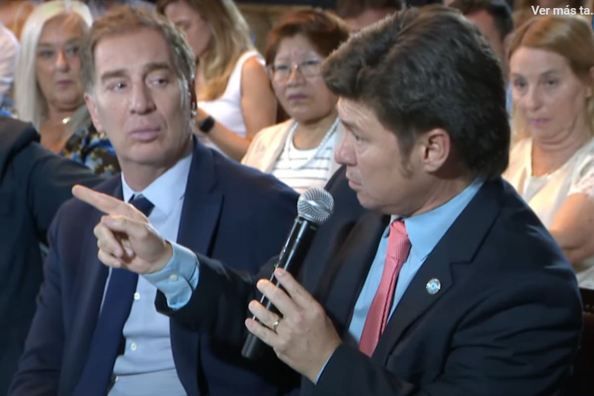Lisandro Almirón, al momento de votar por Oscar Zago, con Diego Santilli como testigo
