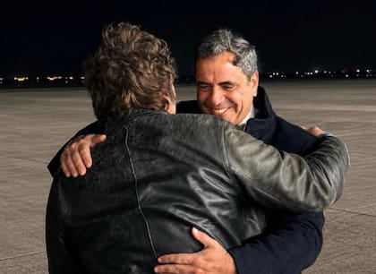 Lisandro Catalán con Javier Milei en Tucumán