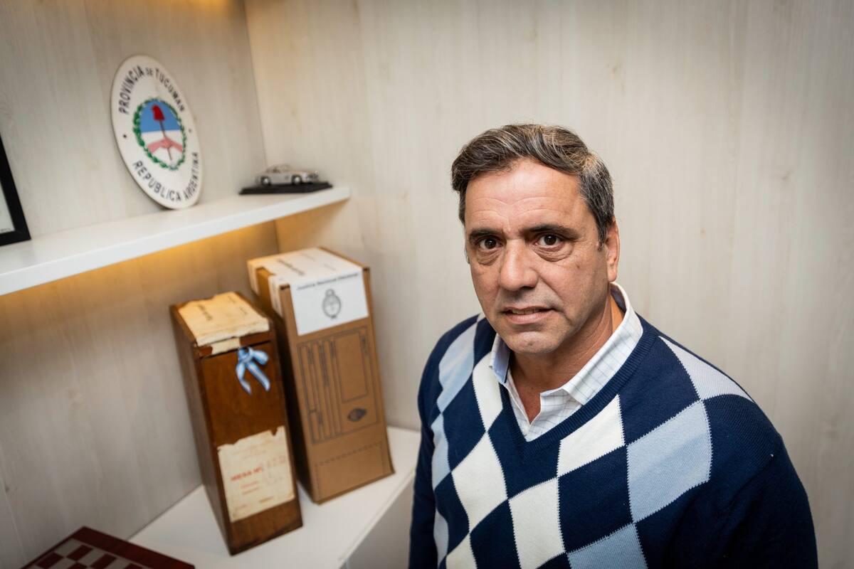 Lisandro Catalán, exministro del Interior y titular de La Libertad Avanza en Tucumán, en su oficina de Parque Leloir, en Ituzaingó, provincia de Buenos Aires; desmiente una suerte de pacto de no agresión con Jaldo, el gobernador del PJ