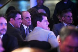 Lisandro Catalán sentado junto a Guillermo Francos