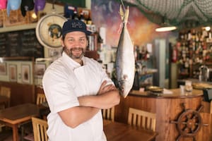 Lisandro Ciarlotti, cocinero y creador de Lo de Tata, con un pez limón de la pesca del día.