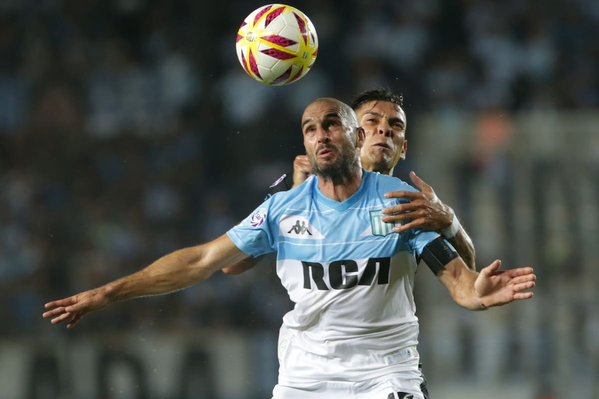 Lisandro López, al frente: el capitán de Racing, titular esta noche.