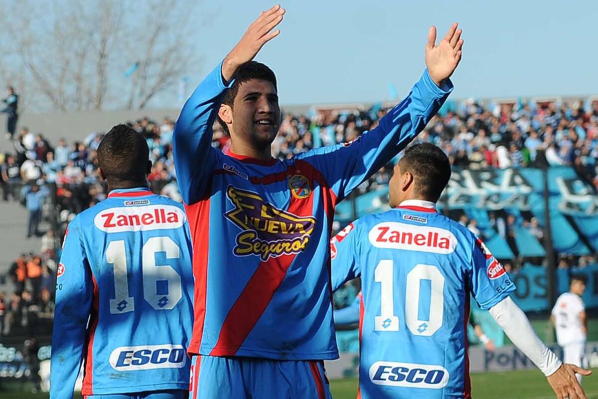 Lisandro López celebra su gol