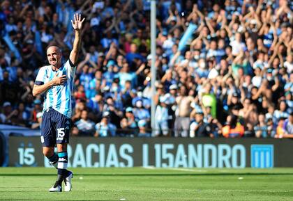 Lisandro López deja el campo de juego a los 16 minutos del primer tiempo del partido entre Racing y Godoy Cruz; Licha se dio el gusto de despedirse con un triunfo