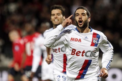 Lisandro López, en su época como jugador de Lyon con su festejo característico