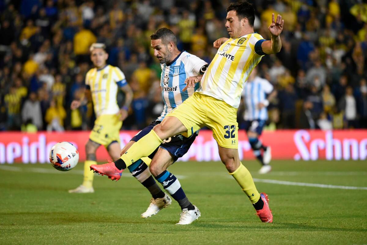 Lisandro López puja con Facundo Almada; Racing empezó bien pero fue desdibujándose y Rosario Central lo golpeó con otra derrota en el Torneo 2021.