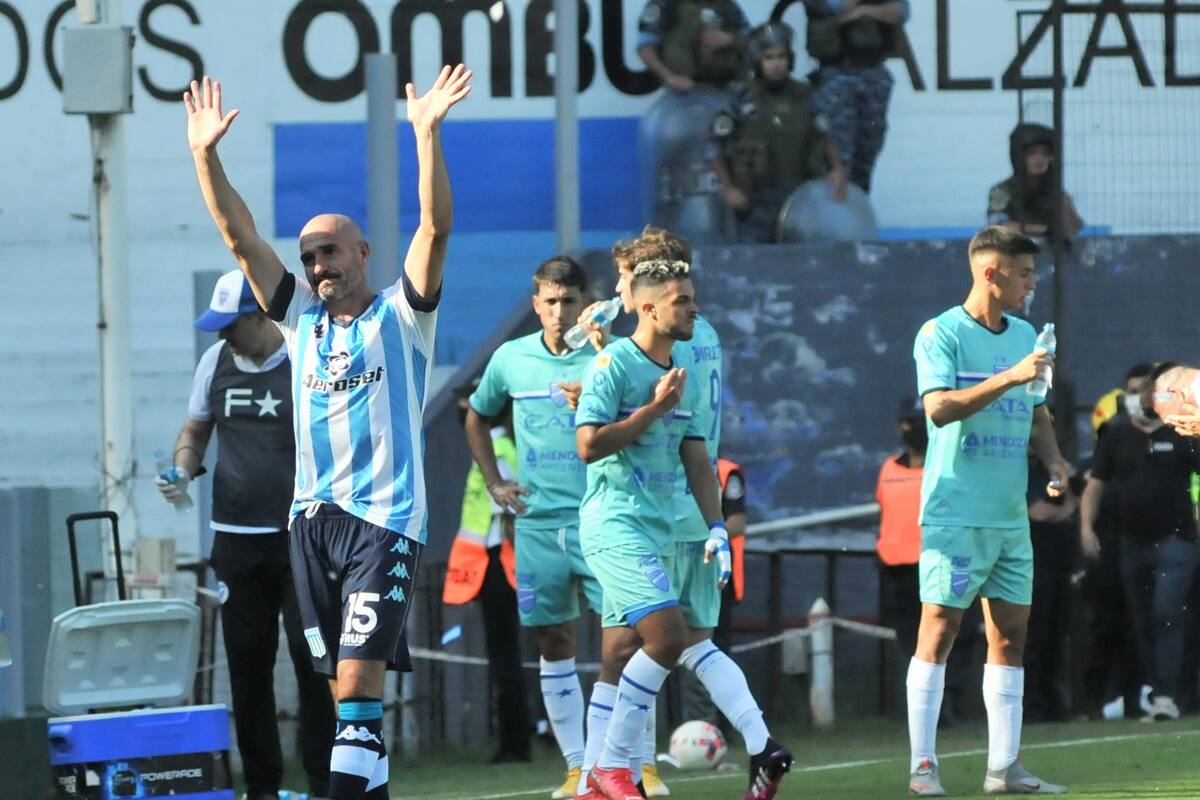 Lisandro López recibió la ovación de los hinchas en el minuto 15 (por su número de camiseta) ante Godoy Cruz y acto seguido pidió el cambio: se despidió de la Academia