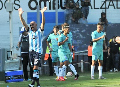 Lisandro López recibió la ovación de los hinchas en el minuto 15 (por su número de camiseta) ante Godoy Cruz y acto seguido pidió el cambio: así fue su despedida de la Academia