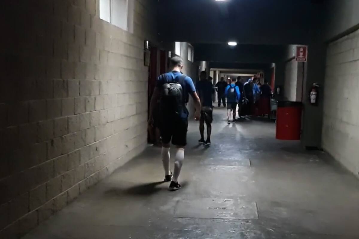 Lisandro López se retira del estadio de Xolos