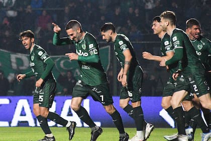 Lisandro López sonríe después de anotar el segundo gol de Sarmiento