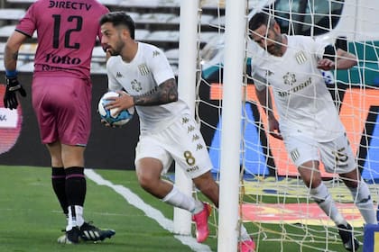 Lisandro López ya marcó el descuento de Racing, mientras Fabricio Domínguez regresa con la pelota
