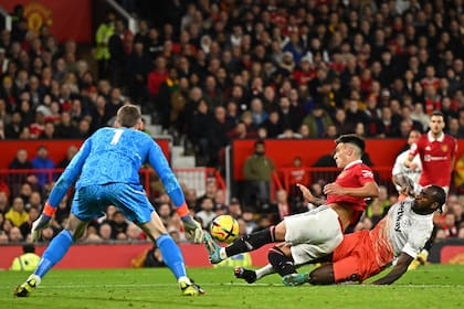 Lisandro Martinez barre ante el ataque de Michail Antonio durante el partido de Manchester United ante West Ham