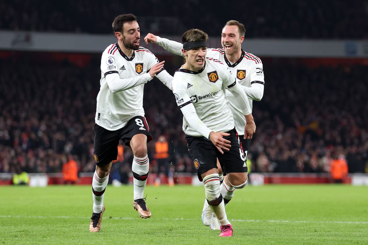 Lisandro Martinez celebra junto con Bruno Fernandes y Christian Eriksen en el empate parcial 2-2 de Manchester ante Arsenal, que luego se impondría por la mínima diferencia
