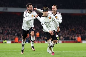 Lisandro Martinez celebra junto con Bruno Fernandes y Christian Eriksen en el empate parcial 2-2 de Manchester ante Arsenal, que luego se impondría por la mínima diferencia