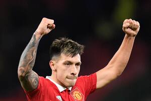 Lisandro Martínez celebra la victoria de Manchester United sobre Tottenham Hotspur en Old Trafford
