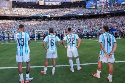 Lisandro Martínez compartió una simbólica foto en la final del mundo
