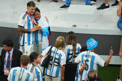 Lisandro Martínez con su familia después de consagrase campeón Mundial