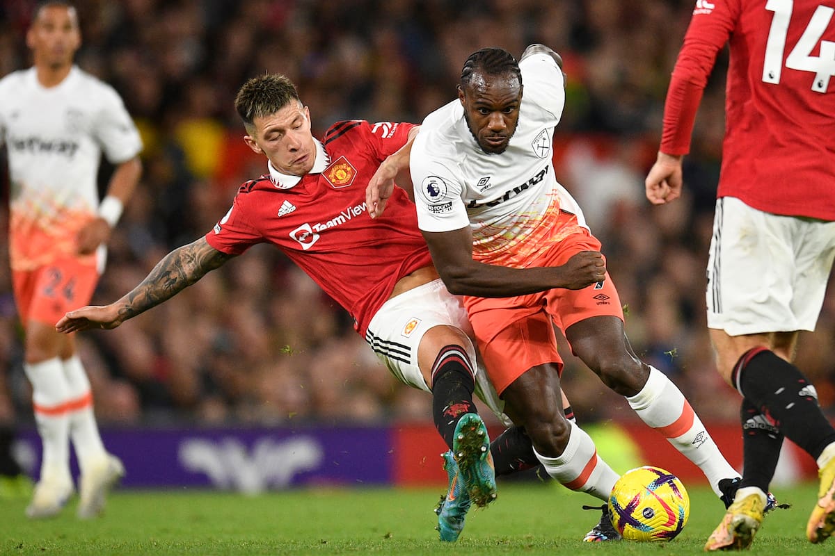 Lisandro Martinez, defensor de Manchester United, marcando a Michail Antonio, mediocampista del West Ham, partido disputado este domingo por la Premier League