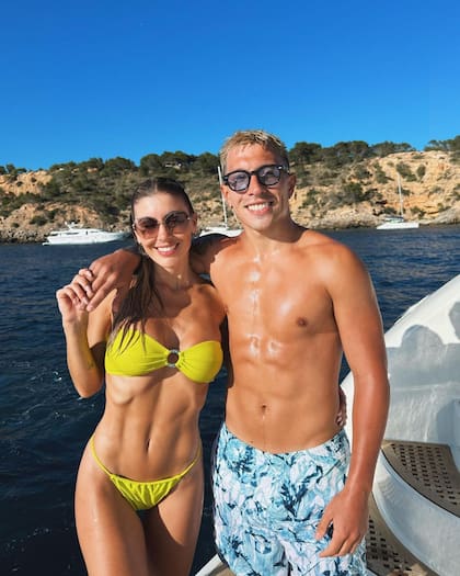 Lisandro Martínez disfrutó de sus vacaciones junto a su novia
