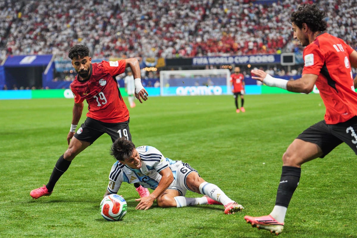 Lisandro Martínez en el piso, tras la falta de Marawan Attia (19), infracción que resultó el inicio del gol de Egipto que el árbitro invalidó ante el llamado del VAR