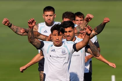 Lisandro Martínez encabeza la fila junto con su compañero de zaga, Cuti Romero; el DT Lionel Scaloni eligió al defensor de Manchester United y dejó el en banco a Nicolás Otamendi (atrás)