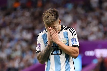 Lisandro Martínez es la imagen de desazón de Argentina tras los dos goles de Países Bajos que lograron empatar el marcador