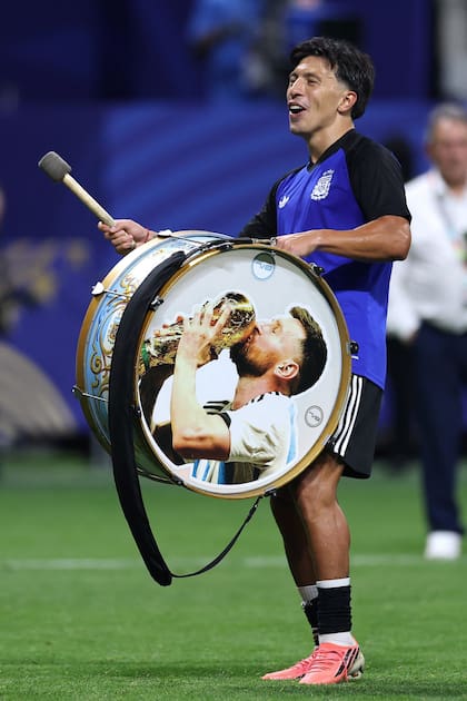 Lisandro Martínez festeja el triunfo contra Inglaterra. Días después fue homenajeado en su localidad, Gualeguay