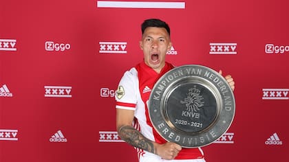 Lisandro Martínez, ganador de las últimas dos ligas de Países Bajos con Ajax, llegaría a la Premier