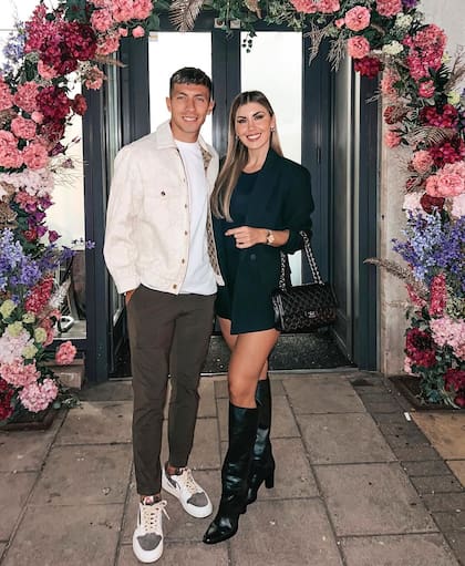 Lisandro Martínez junto a su pareja (Foto: Instagram/@lisandromartinezzz)