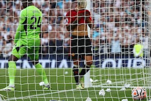 El gol en contra de Lisandro Martínez y el "penalazo" de Cuti Romero que increíblemente el VAR omitió