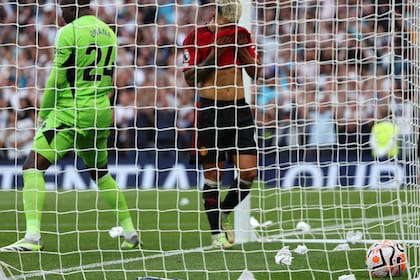 Lisandro Martínez sufre por el gol en contra de su arco que anotó