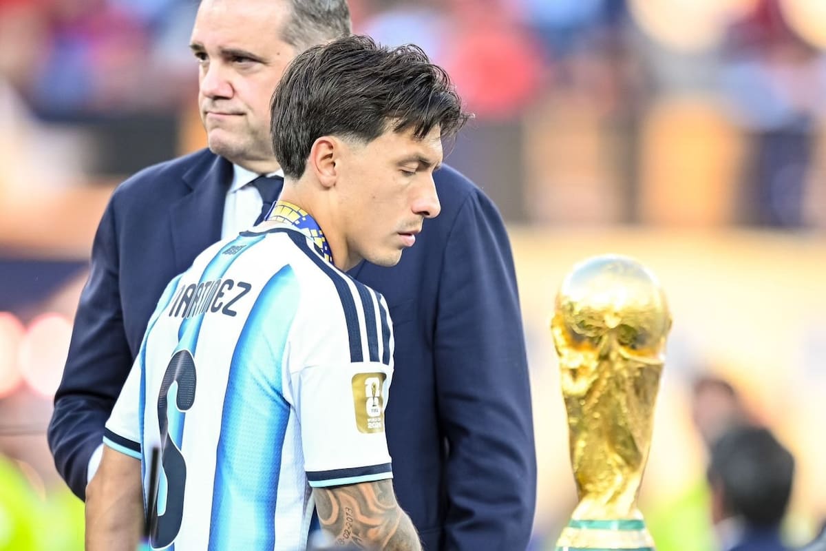 Lisandro Martínez viendo la Copa del Mundo tras la final con España