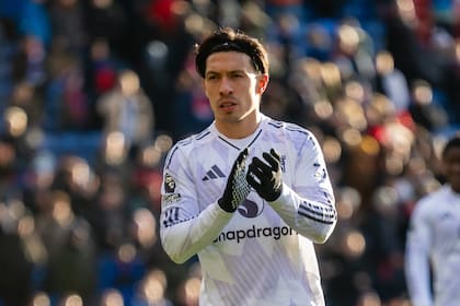 Lisandro Martínez volvió a jugar al fútbol en Manchester United luego de diez meses: ingresó sobre el final en la victoria ante Crystal Palace por 2-1